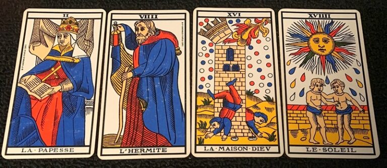 Tarot carte la papesse, le pape , le bateleur chiffres et citations code de vie mémoire magnétique ancestrale psycho généalogie symbole loi d’attraction